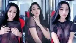 Kak Chikita Menggoda Dengan Remasan Sensual Di Dadanya