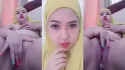 Mama Berjilbab Kuning Tergoda, Meremas Memeknya Yang Basah