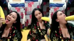Ochi Mainin Teteknya Sambil Nyepong Timun Gede
