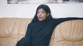 Desi Devi, Mantan Pembawa Acara Tv, Bergoyang Di Sofa Casting Kami