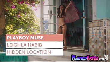 Leighla Habib, Si Arab Seksi, Tersenyum Genit Sambil Telanjang Dan Mandi Basah-basahan