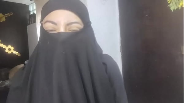 Istri Arab Amatir Yang Menggairahkan Muncrat Di Niqabnya, Bermasturbasi Saat Suami Sedang Shalat