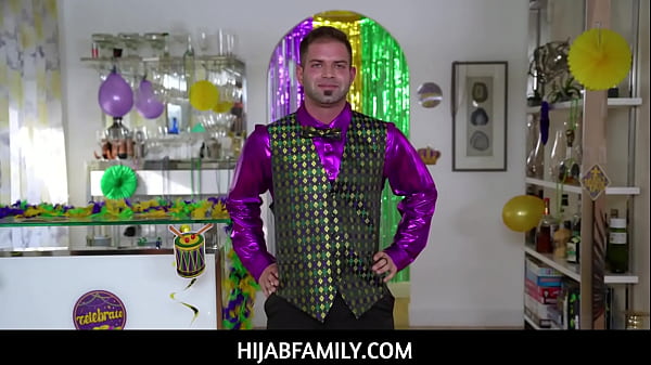 Violet Gems Berhijab Belajar Teknik Oral Untuk Nicky Sambil Dipenuhi Manik-manik