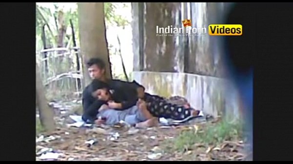 Video Panas India: Adegan Blowjob Di Luar Ruangan Pasangan Desi Yang Mesra