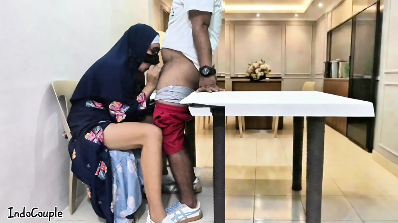 Guru Sekolah Hijab Muslim Pergi Untuk Kencan Dengan Bintang