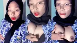Gadis Berjilbab Bergaun Batik Usai Jam Sekolah