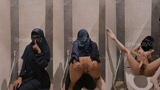 Mbak Lutty Berjilbab Tapi Mesum, Colmek Ganas Di Toilet Mall