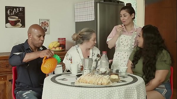 Rumah Mesum – Suami Ditipu, Ibu Gatal, Dan Pembantu Nyepong Semua Orang | Emme White, Alessandra Maia, Agatha Ludovino, Capoeira