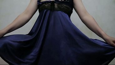 Gadis Indo Berdiri Dengan Lingerie Biru, Menggoda Dengan Gerakan Menggairahkan