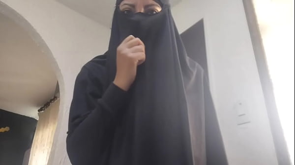 Milf Arab Mengocok Memek Sampai Muncrat Deras Di Webcam, Pakai Niqab Tapi Mesumnya Gak Ketahan