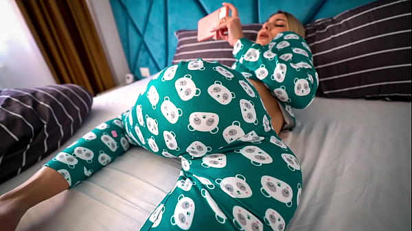 Kakak Tiri Ketahuan Nonton Film Porno, Lalu Kusentuh Hingga Klimaks Dan Memohon Untuk Kuterisi Dalam-dalam