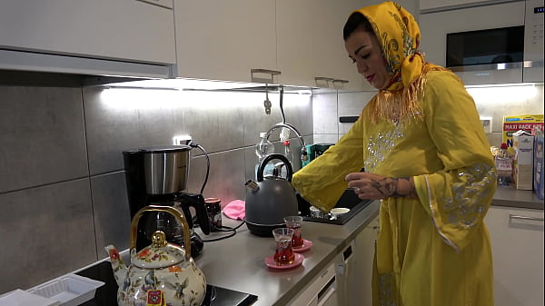 Anak Tiri Yang Bergairah Menggoyang Pantat Besar Ibu Tiri Arab Berhijab