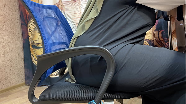 Gadis Berhijab Menggeliat Geli Di Kursi Kerja, Jari-jari Nakal Mengusap Lembab Di Balik Kain Dalam