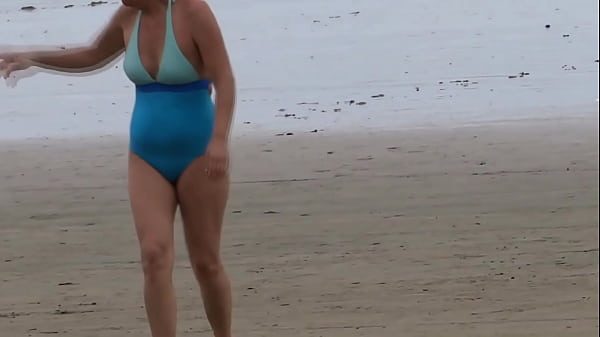 Mencukur Bulu Kemaluanku Di Pantai, Lalu Memamerkan Diri Dan Bermasturbasi Sebelum Bercinta Dengan Iparku.