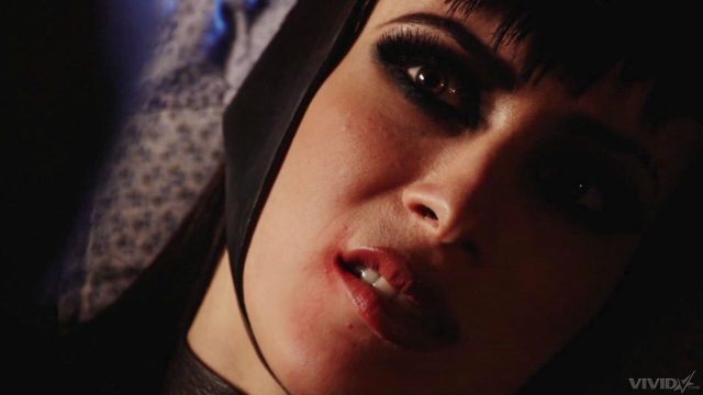 Aiden Ashley Menggoda Di Balik Kegelapan: Adegan Panas The Dark Knight Xxx