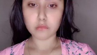 Gadis Model India Menggoda Payudara Dan Putingnya Dengan Penuh Gairah