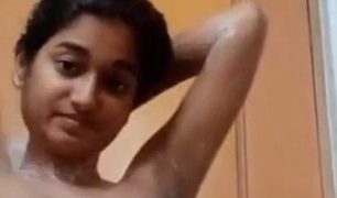Video Mandi Cewek India Montok, Sendirian, Basah Kuyup, Bikin Greget!