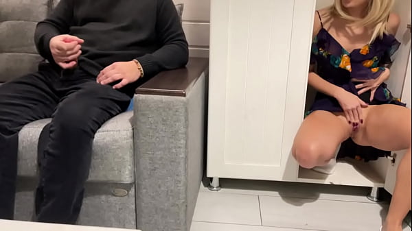 Ibu Tiri Ngintip Anak Tiri Nonton Bokep Sambil Col*i, Lalu Nge**k Dia Sampai Puas.