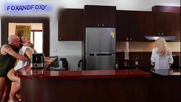 Hampir Ketahuan Dihamili Anal Dari Belakang Di Dapur Dekat Ibu Mertua Lagi Masak