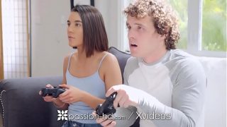 Ngewein Kakak Tiri Sambil Main Game, Kontol Gede Nembus!