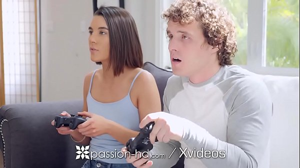 Ngewein Kakak Tiri Sambil Main Game, Kontol Gede Nembus!