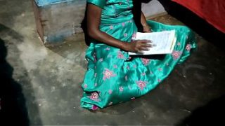 Desi Bhabhi Yang Mesum, Digituhin Gurunya Sambil Baca Buku