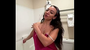 Sasha Mandi Telanjang Basah-basahan Di Kamar Mandi