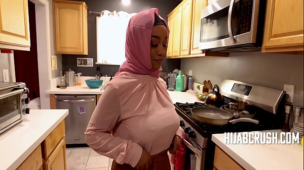 Lily Starfire, Si Hitam Manis Bergaun Hijab Yang Mahir Menggoyang