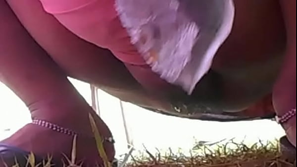 Desi Buang Air Kecil Dengan Penuh Gairah