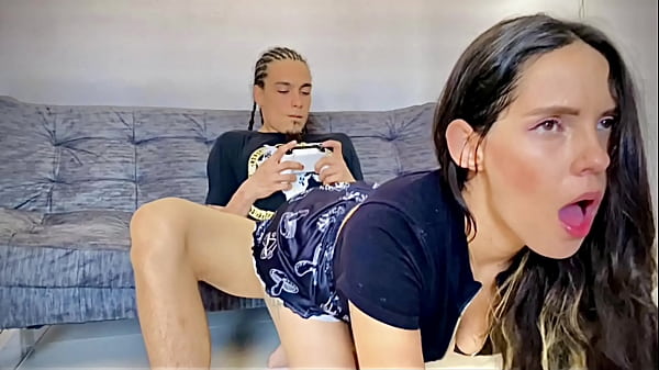 Sementara Kakak Tiriku Sibuk Main Game, Aku Asyik Mainin Kontol Besarnya