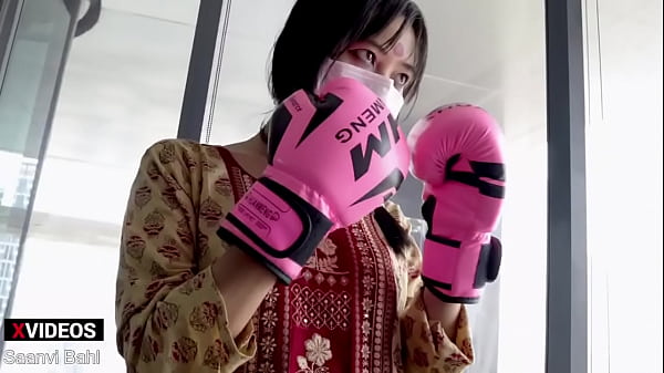 Gadis Ufc Desi Pukul Seperti Profesional Dengan Gaya Seksi Yang Menggoda