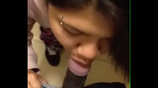 Desi Cewek Ngewe Mulut, Nikmatin Kontol Gede.
