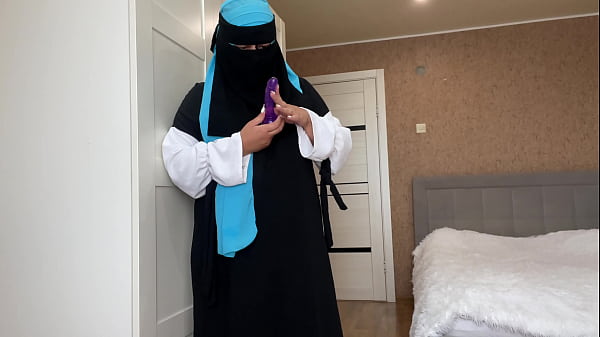 Istri Berhijab Menemukan Mainan Seks Saat Bersih-bersih Dan Langsung Bergairah