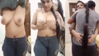 Cewek Muda Lagi Seru-seruan Lesbian Desi Di Kamar Kos, Basah Kuyup Saling Menggoda.
