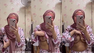 Hijab Nakal Pamer Tetek Depan Kaca