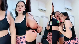 Ngencengin Host, Saling Jilat Sampe Basah Kuyup