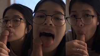 Sepongan Bocil Cantik Pake Kacamata, Bibir Merah Ngegemesin, Bikin Pengin Gigit.
