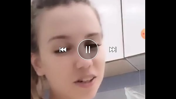 Goyangin Tetek Kecil Pas Live, Bikin Ngilu
