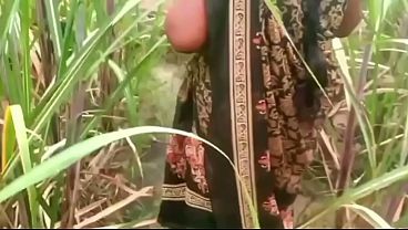 Ibu Tiri Dan Anak Tiri Ngentot Di Pinggir Sawah, Suara Desahan Bikin Malu Tetangga.