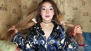 Cewek Rusia Montok Paha Gede Mainin Memek Sempitnya Pake Dildo Dalem