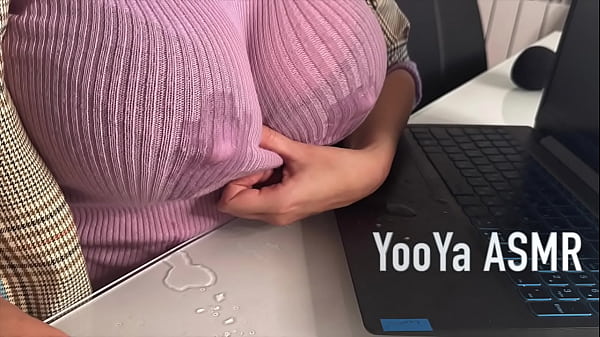 Ibu Tiri Panas Goda Anak Tiri Di Kantor, Perlihatkan Puting Susu Basah Dan Colokin Kontol Besar Pakai Tangan.