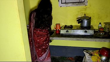 Bhabhi Dapur Mein Akeli, Devar Ne Chod Diya Saali Ko.