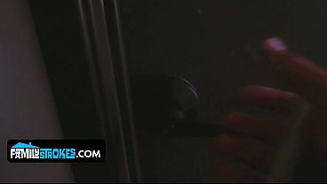 Montok Mulus, Layla London Ngasih Adik Tiri Nembus Memek Sempitnya