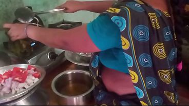 Ibu Rumah Tangga India Masak Bumbu Panas Sambil Main-main Sama Pacar Di Dapur.