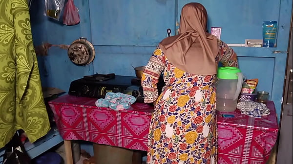 Ngentot Bini Temen Lagi Masak, Basah Kena Minyak Panas.