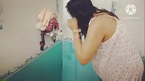 Desi Lagi Mandi Basah-basah, Badan Mengkilap Kena Sabun, Bikin Ngiler.
