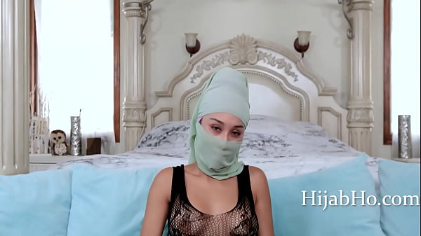 Ibu Tiri Berhijab Bikin Tenang – Cali Lee, Tubuhnya Bikin Mendingin