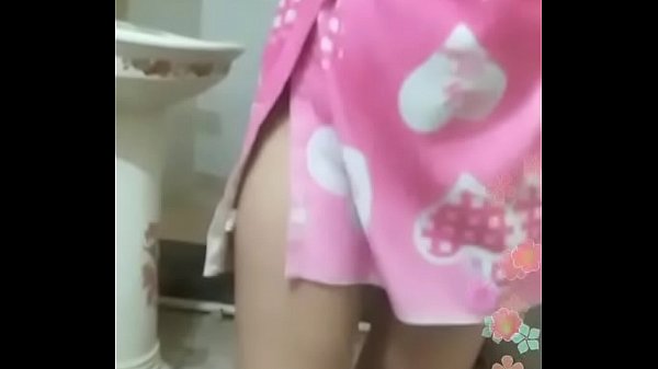 Desi Mandi Basah Bugil, Pamer Lekuk Tubuh Di Kamar Mandi.