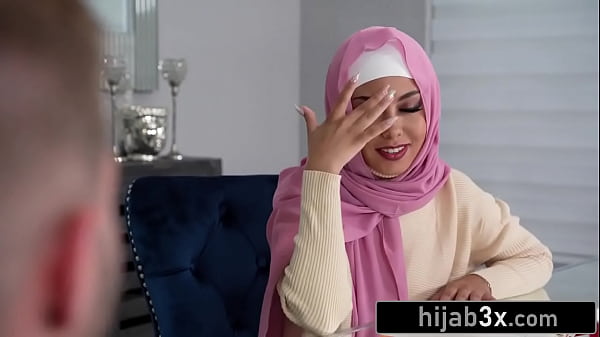 Hijab Ketat, Tubuh Mungil, Ngewe Panas Tanpa Lepas Kain Suci.
