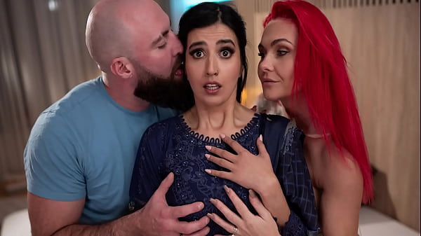 Gadis Arab Konservatif Ngentot Bareng Kembarannya Sampai Threesome